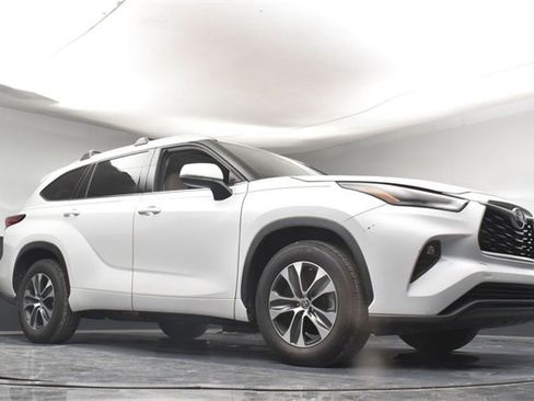 Used 2022 Toyota Highlander XLE image 32