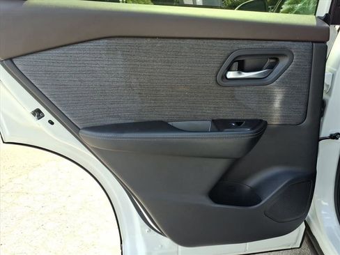 Used 2023 Nissan Rogue SV image 24