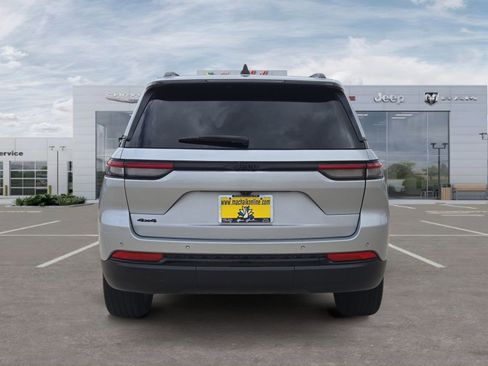 Used 2023 Jeep Grand Cherokee Altitude image 4