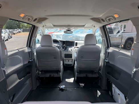 Used 2020 Toyota Sienna XLE w/ XLE Navigation Package FWD image 29