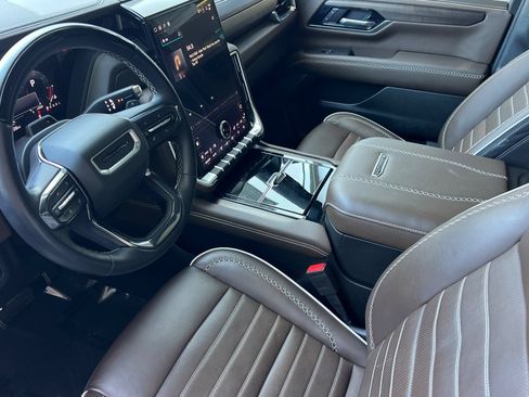 Used 2025 GMC Yukon Denali Ultimate AWD/4WD image 9