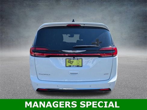 New 2026 Chrysler Pacifica Select image 5