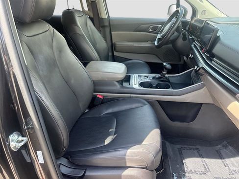 Used 2025 Kia Carnival FWD image 30