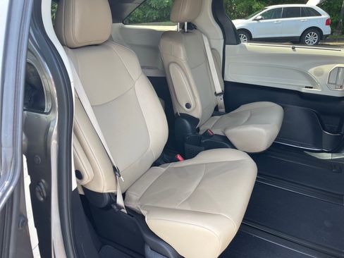 Used 2024 Toyota Sienna XLE FWD image 17