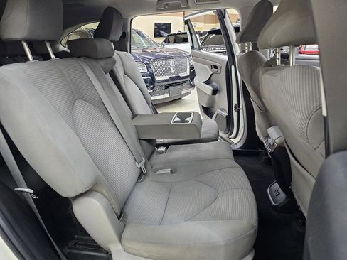 Used 2023 Toyota Highlander LE image 22