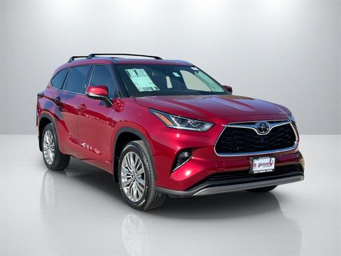 New 2026 Toyota Highlander Platinum image 3