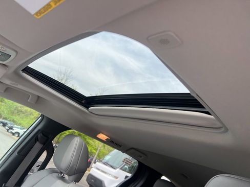 Used 2025 Toyota Sienna XLE image 21