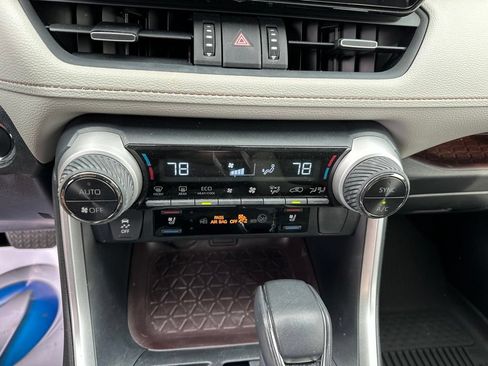 Used 2025 Toyota RAV4 Limited AWD/4WD image 27