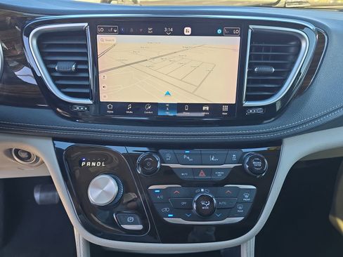 Used 2023 Chrysler Pacifica Limited image 19