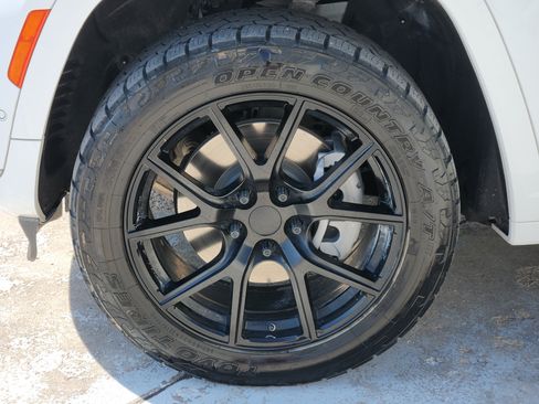 Used 2025 Jeep Grand Cherokee L Summit w/ Luxury Tech Group V AWD/4WD image 15