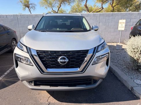 Used 2023 Nissan Rogue SV w/ SV Premium B Package FWD image 3