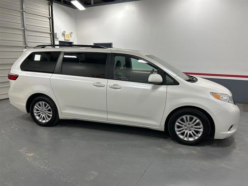 Used 2015 Toyota Sienna XLE image 6