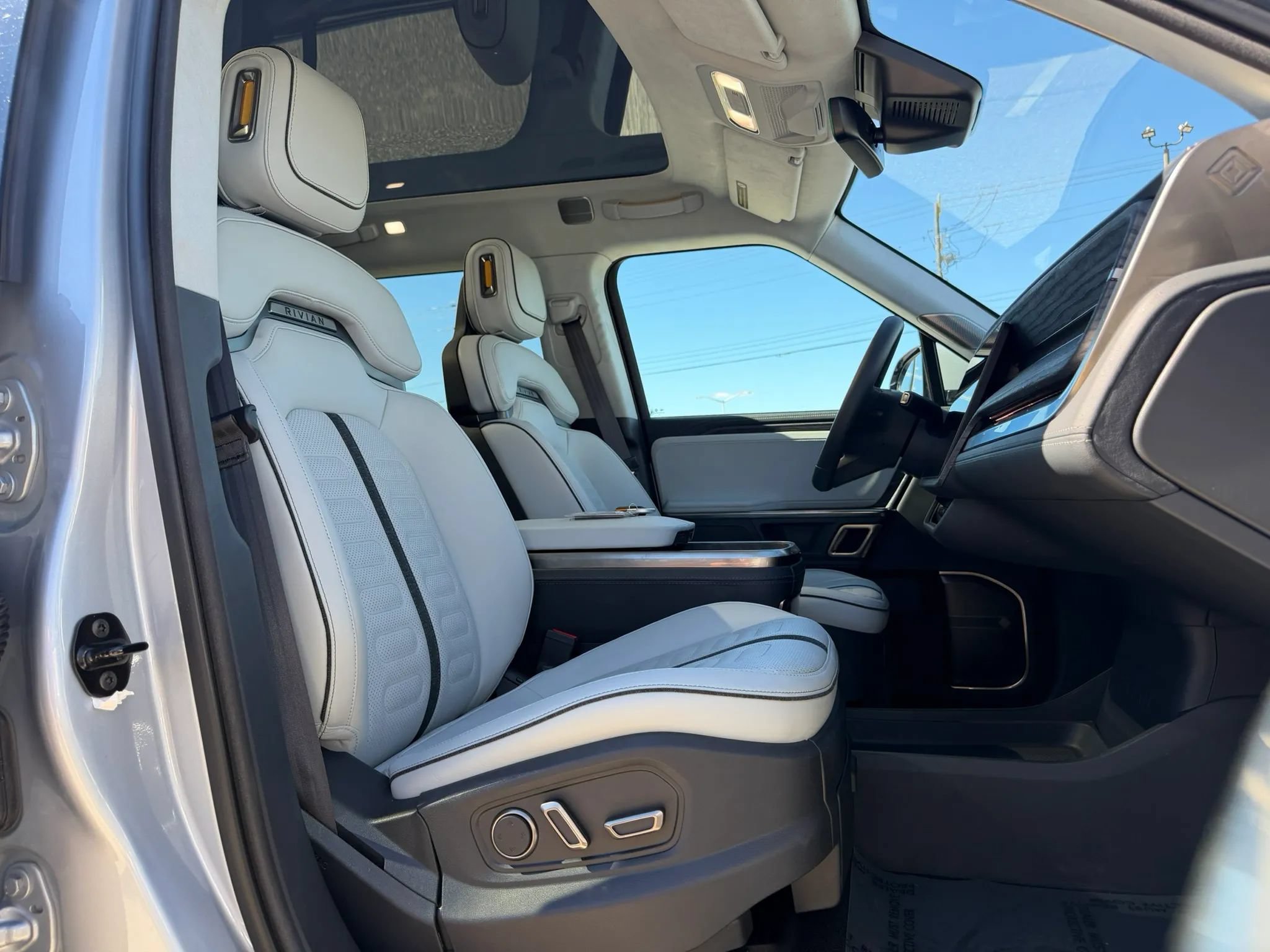 Used 2024 Rivian R1S Adventure Dual AWD/4WD image 21