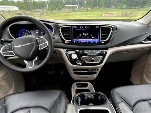 Used 2024 Chrysler Pacifica Touring-L FWD image 12