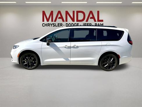 Used 2025 Chrysler Pacifica Limited FWD image 9