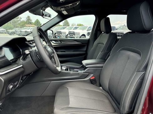 Used 2025 Jeep Grand Cherokee Laredo X w/ Luxury Tech Group I AWD/4WD image 13