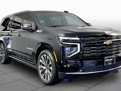 Used 2025 Chevrolet Suburban High Country image 3