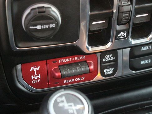 Used 2025 Jeep Gladiator Rubicon w/ Convenience Group AWD/4WD image 28