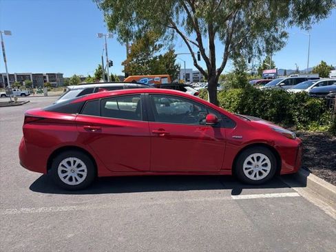 Used 2019 Toyota Prius LE FWD image 3