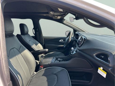 New 2026 Chrysler Pacifica Limited FWD image 13