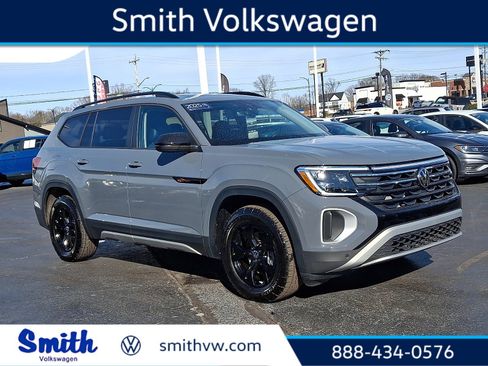 Certified 2025 Volkswagen Atlas Peak Edition SE image 1