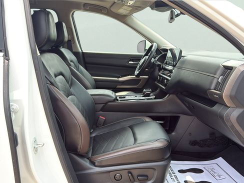 Used 2024 Nissan Pathfinder Platinum w/ Cargo Package AWD/4WD image 11