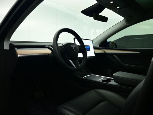 Used 2025 Tesla Model Y Long Range image 43