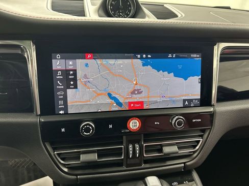 Certified 2025 Porsche Macan AWD/4WD image 17