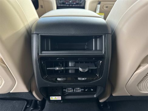 New 2025 Jeep Grand Cherokee Limited image 11