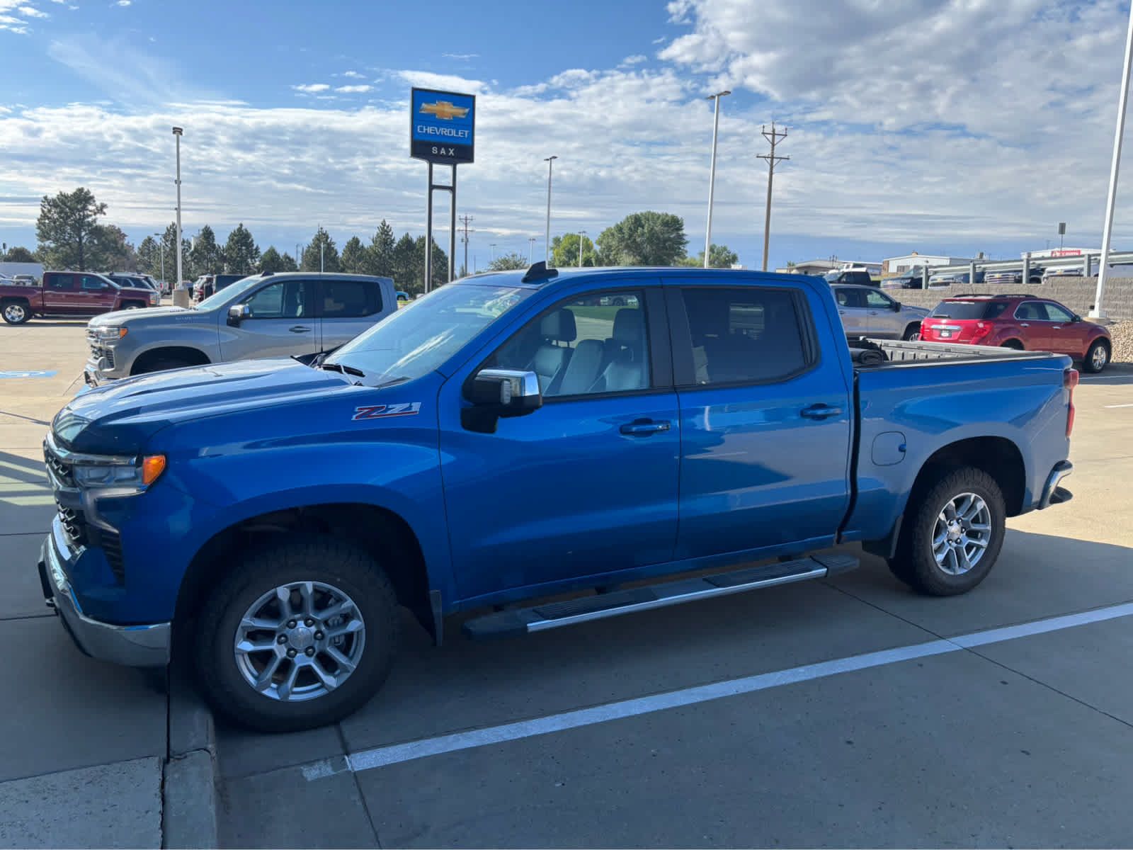 Used 2022 Chevrolet Silverado 1500 LT AWD/4WD image 1