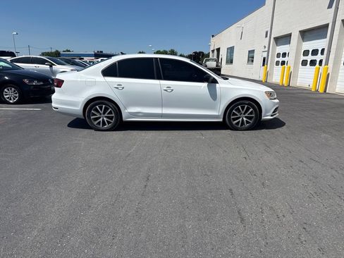 Used 2016 Volkswagen Jetta SE FWD image 4