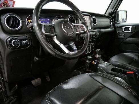 Used 2019 Jeep Wrangler Unlimited Sahara image 12