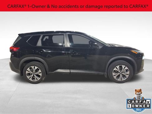 Used 2022 Nissan Rogue SV image 2