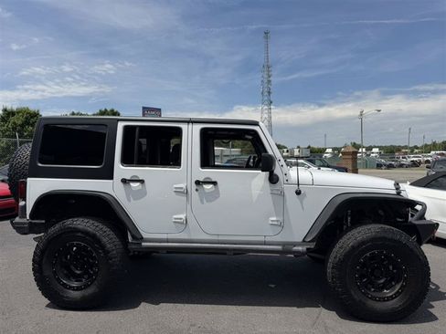 Used 2017 Jeep Wrangler Unlimited Rubicon w/ Connectivity Group AWD/4WD image 8