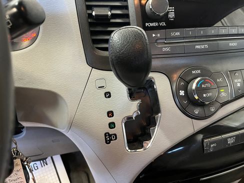 Used 2013 Toyota Sienna LE w/ Towing Pkg FWD image 22