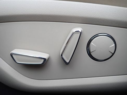 Used 2019 Lincoln Nautilus Premier AWD/4WD image 22