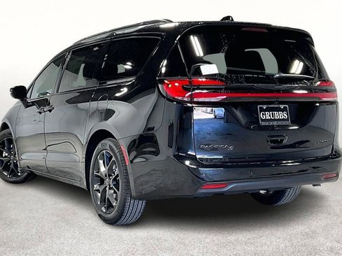 New 2026 Chrysler Pacifica Limited w/ S Appearance Package image 4