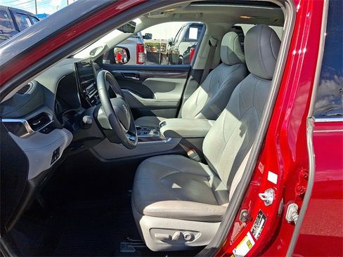 Used 2021 Toyota Highlander Platinum image 11