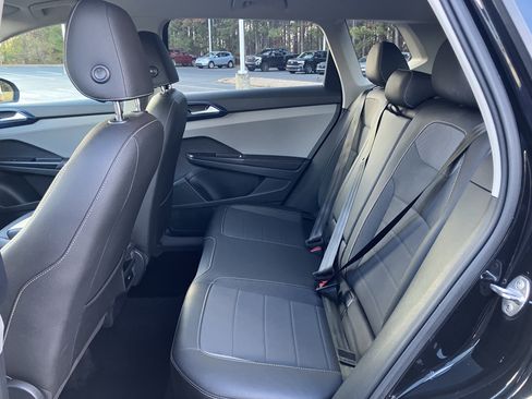 Used 2024 Volkswagen Taos SE image 31