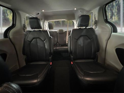 Used 2023 Chrysler Pacifica Touring-L FWD image 15