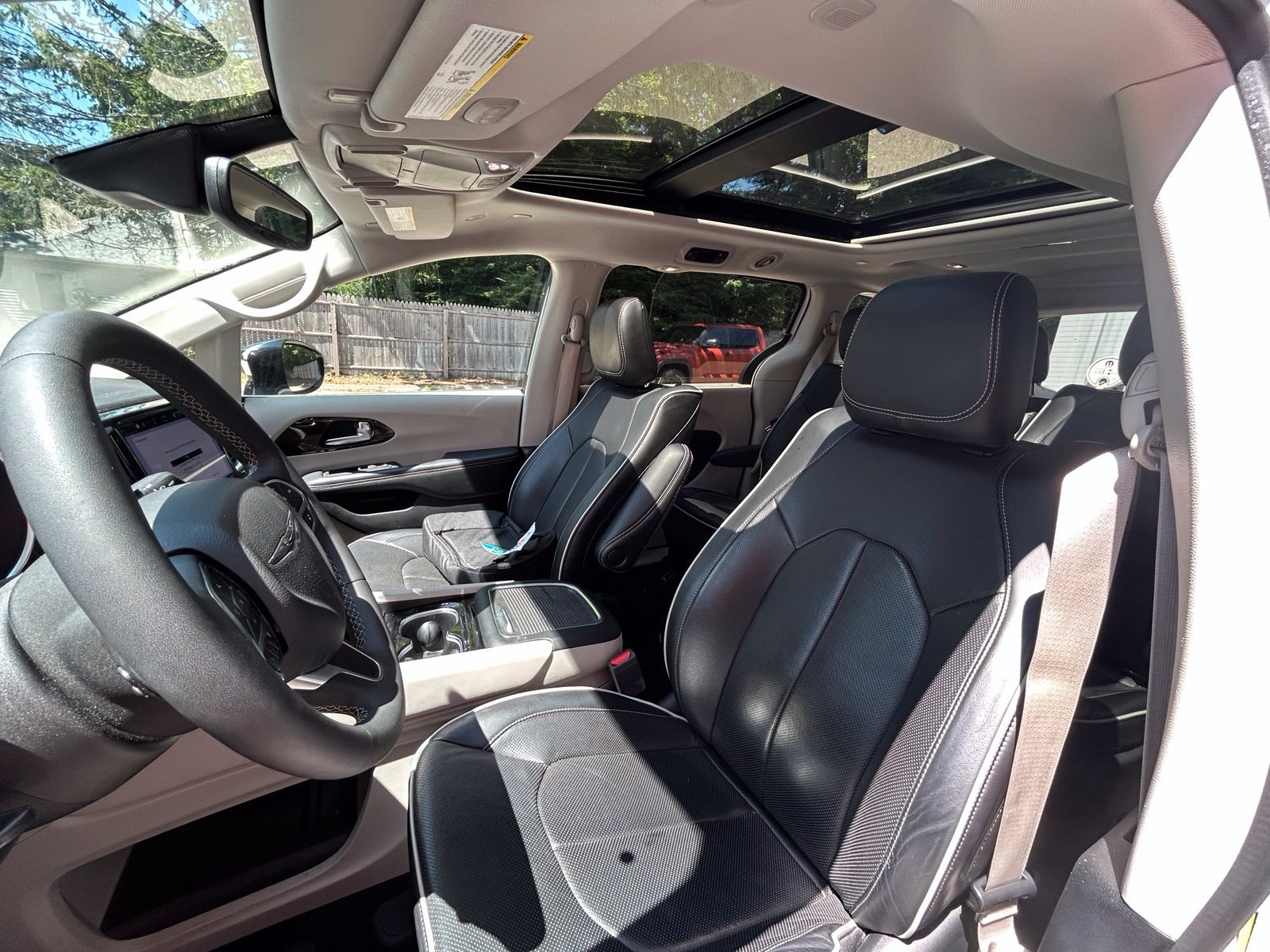 Used 2023 Chrysler Pacifica Limited w/ Uconnect Theater Family Group FWD image 14