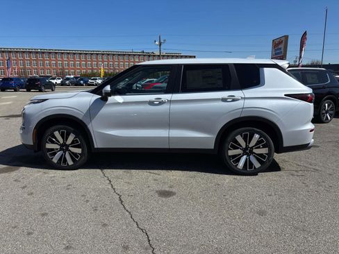 New 2025 Mitsubishi Outlander SE image 2