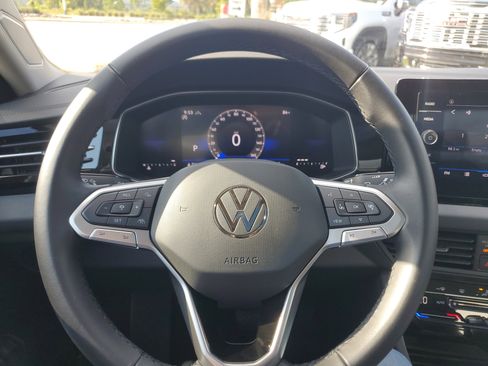 Used 2025 Volkswagen Jetta SE image 16