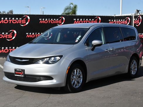 Used 2023 Chrysler Voyager LX FWD image 3
