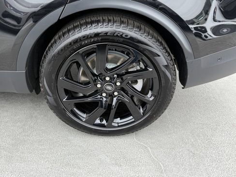 New 2025 Land Rover Discovery S image 8