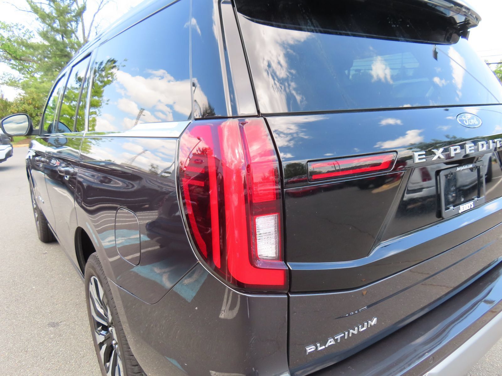Certified 2025 Ford Expedition Platinum w/ Driver's Package AWD/4WD image 10