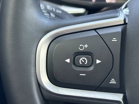 Used 2025 Volvo XC60 B5 Core image 30