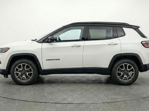 Used 2025 Jeep Compass Trailhawk image 5