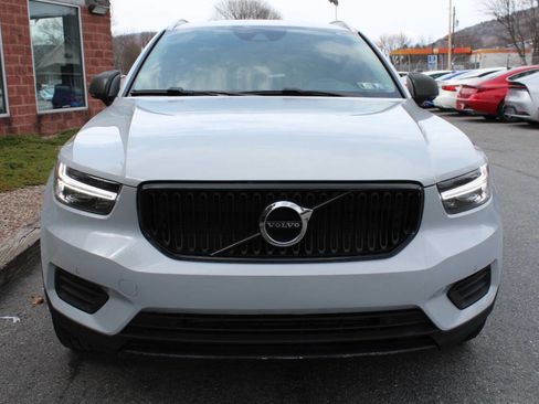 Used 2020 Volvo XC40 T5 Momentum image 3
