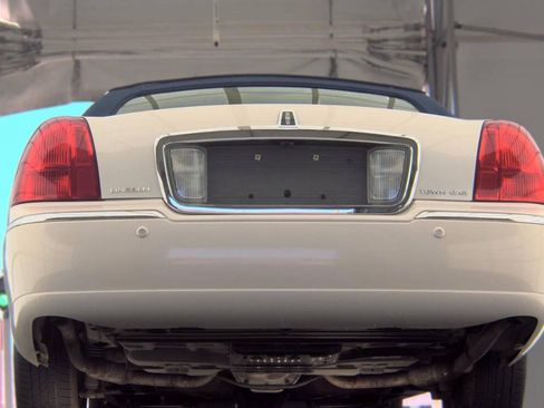 Used 2003 Lincoln Town Car Cartier RWD image 19